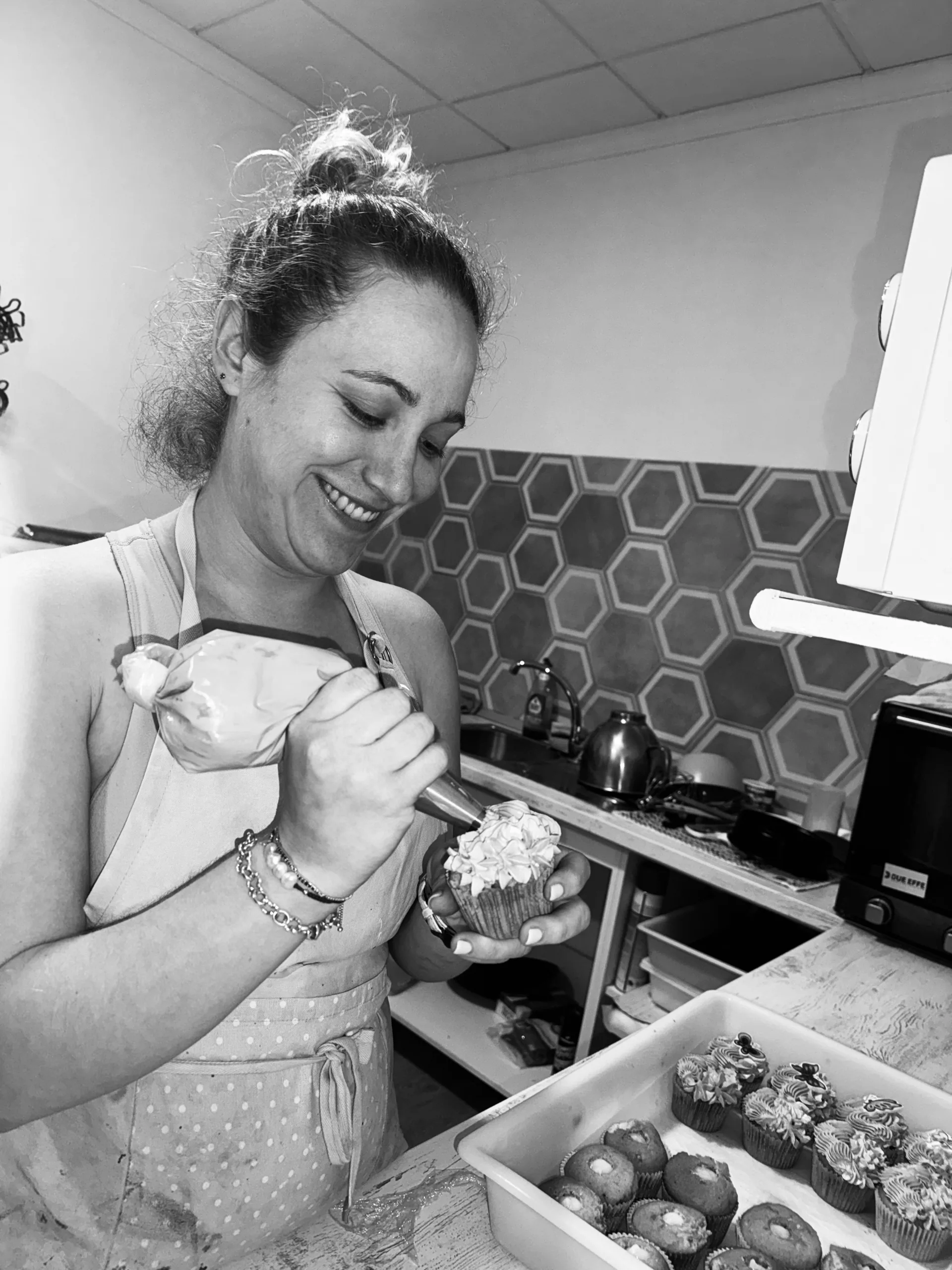 Pilar haciendo cupcakes caseros.