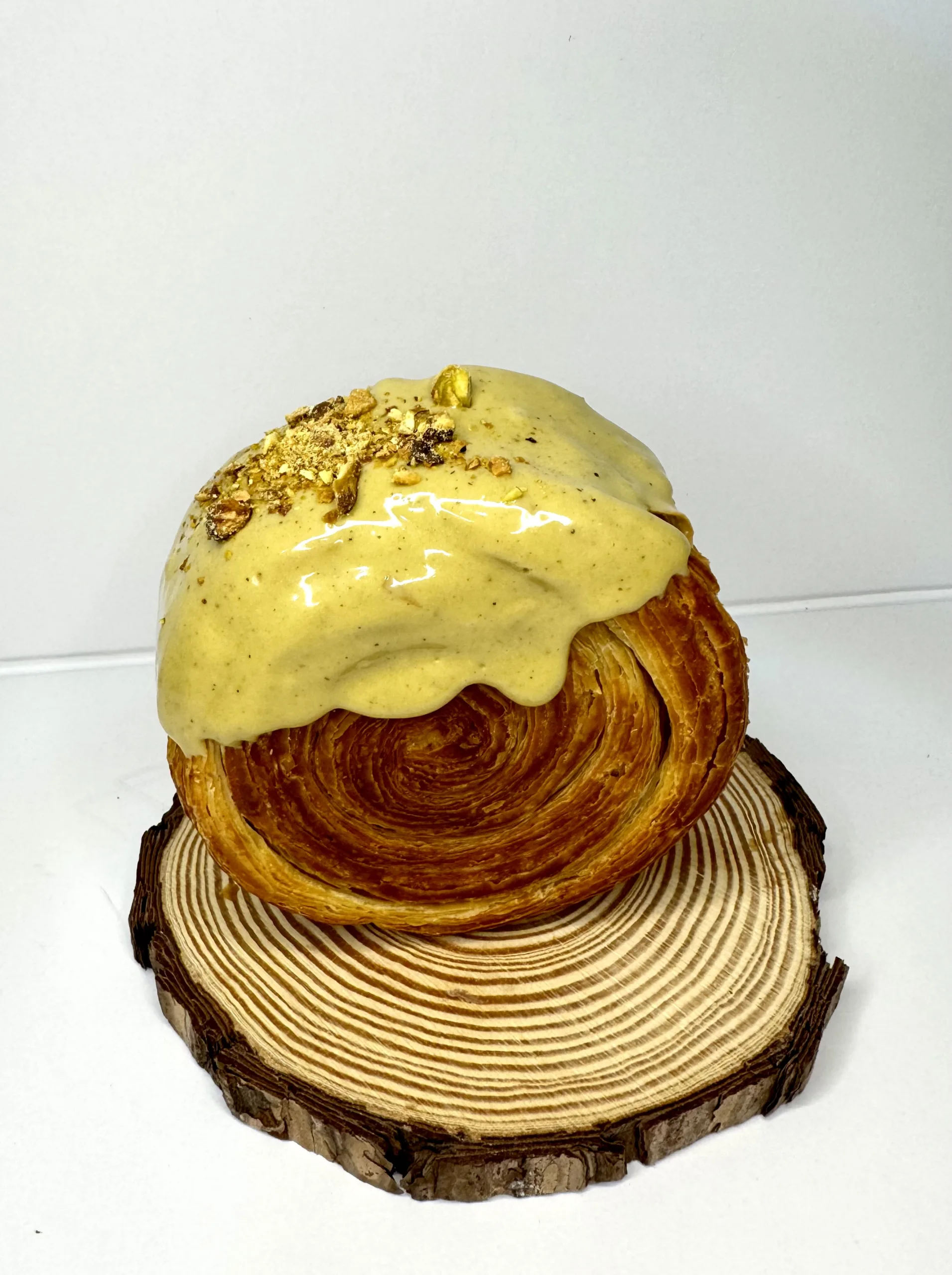 Roll casero hecho por la Pilareta con crema de pistacho por encima y lo decora con unos trocitos en la parte superior.