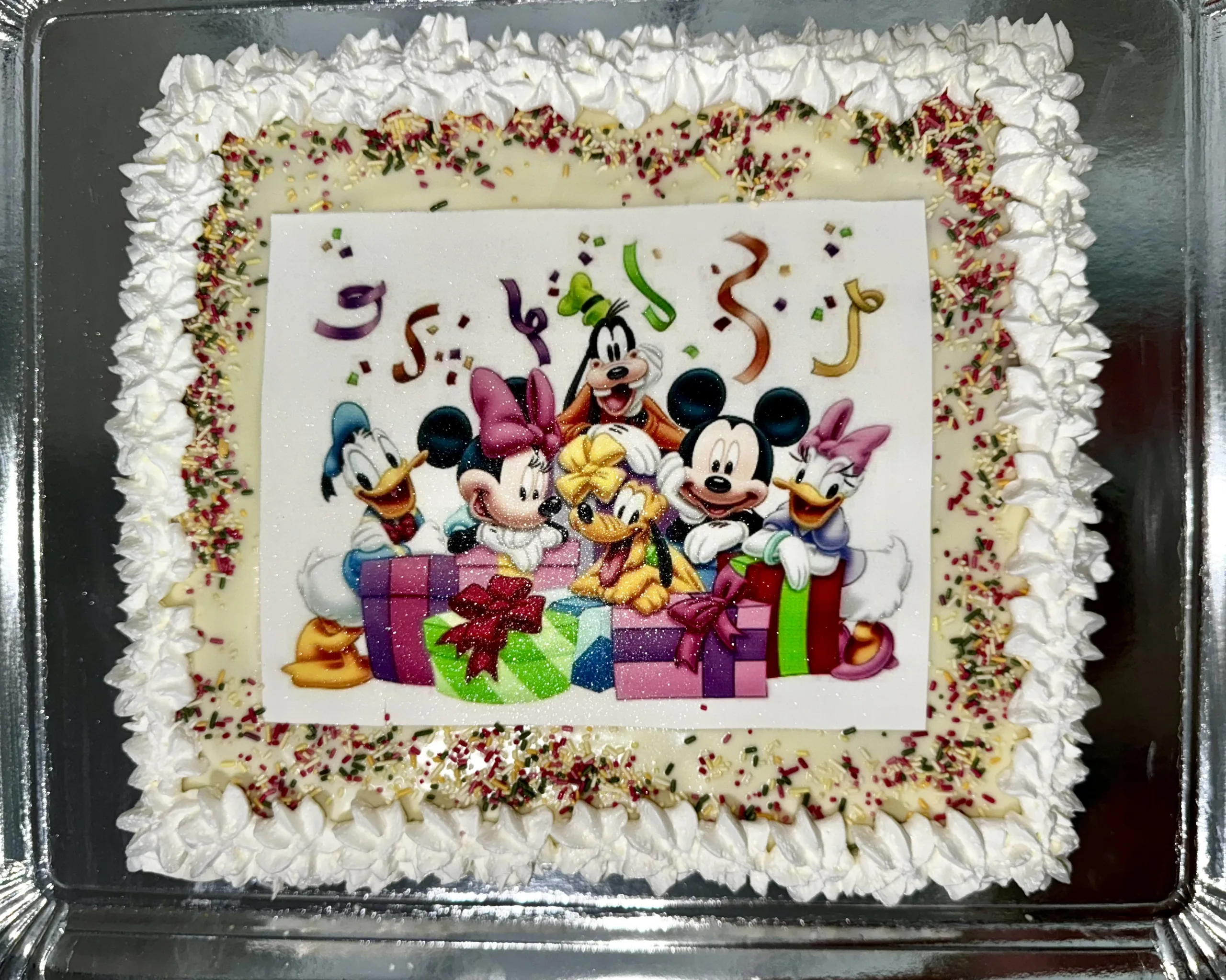 Tarta casera hecha por la Pilareta en la que aparece una impresión personalizada comestible en la parte superior.