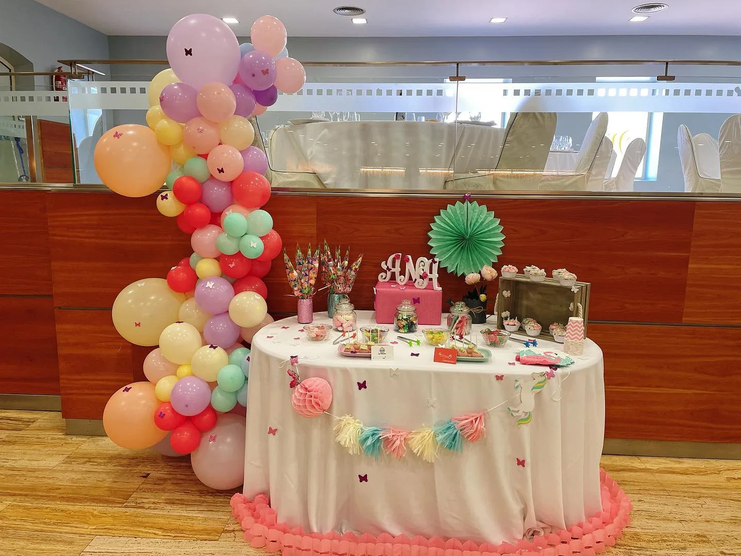 Mesa dulce para una comunión, está decorada y sus dulces son caseros hechos por la Pilareta.