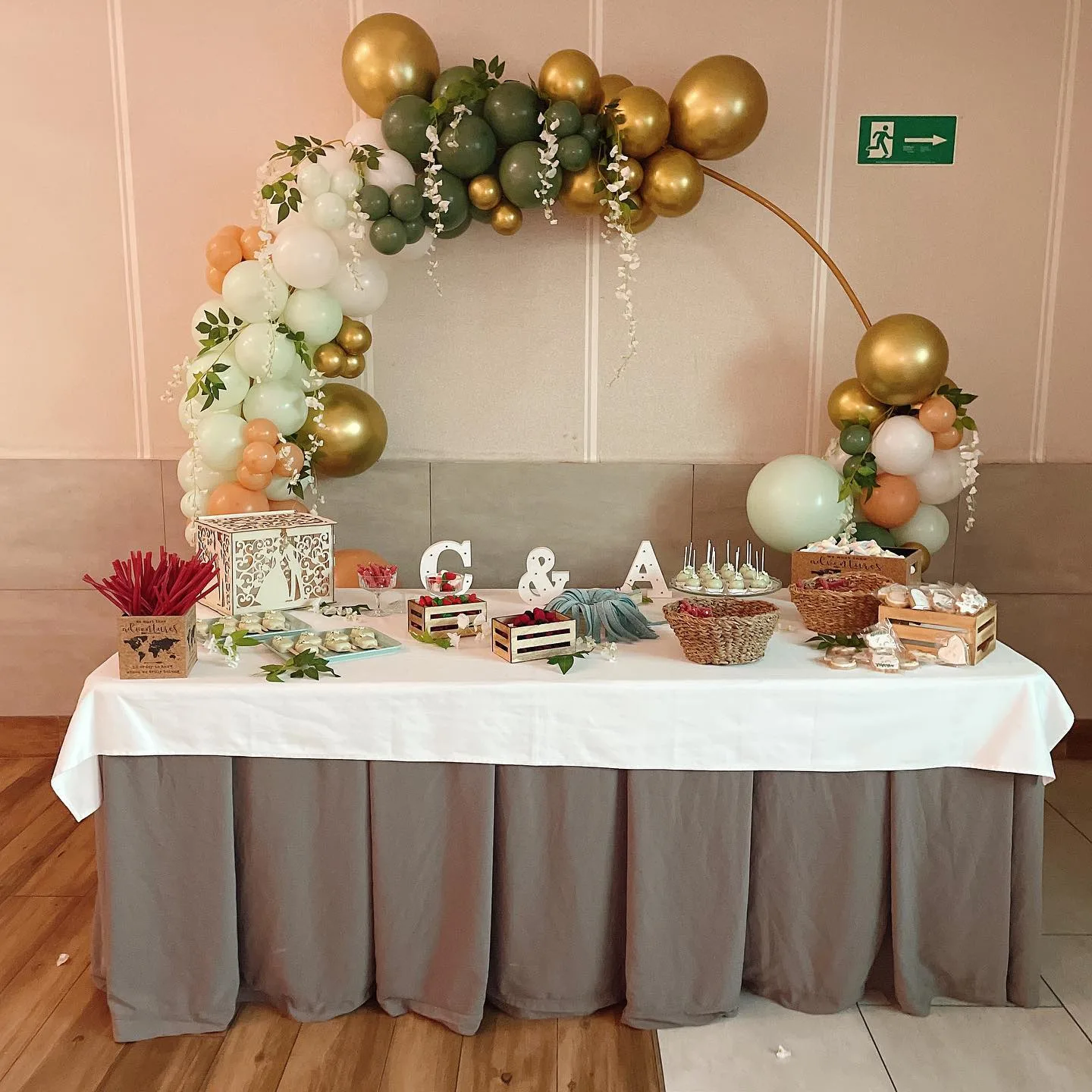 Mesa dulce para una comunión, está decorada y sus dulces son caseros hechos por la Pilareta.