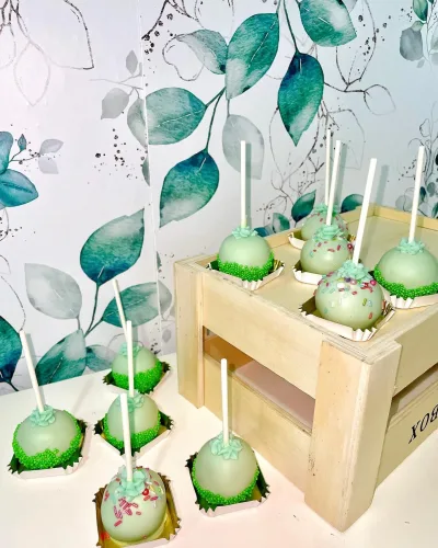 Cakepops caseros hechos por la Pilareta, son de chocolate pero tienen un color verde y mucha decoración.