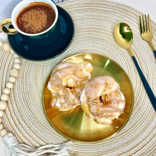 Donuts caseros hechos por la Pilareta acompañado de un café, listo para el desayuno.