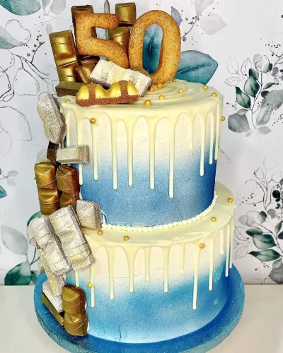 Tarta casera de dos pisos de altura decorada con kitkats para un cumpleaños de cincuenta años.