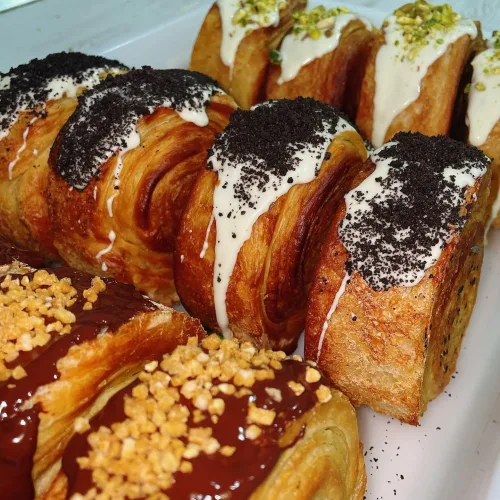 Rolls caseros hechos por la pilareta con distintos tipos de cremas y decoraciones con trocitos.
