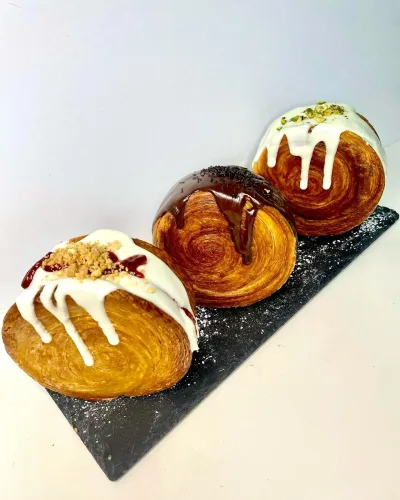 Rolls caseros hechos por la pilareta con distintos tipos de cremas y decoraciones con trocitos.